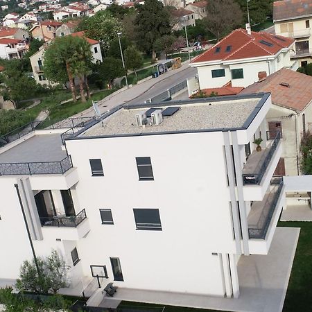Apartmani Le-Lu Kaštela Exteriör bild