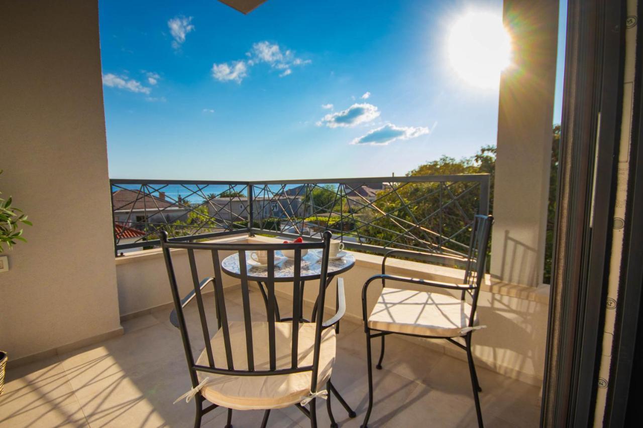 Apartmani Le-Lu Kaštela Exteriör bild
