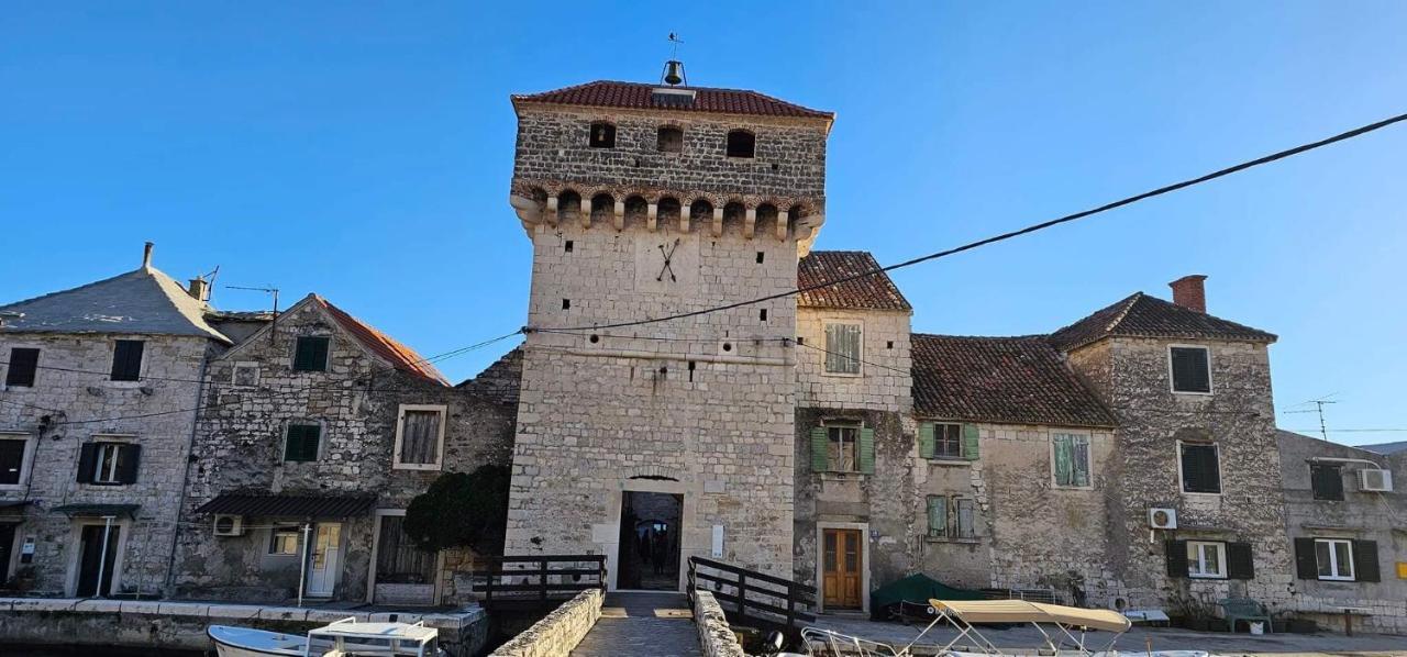 Apartmani Le-Lu Kaštela Exteriör bild