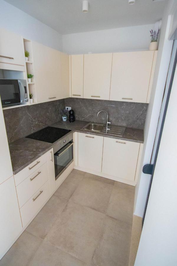Apartmani Le-Lu Kaštela Exteriör bild