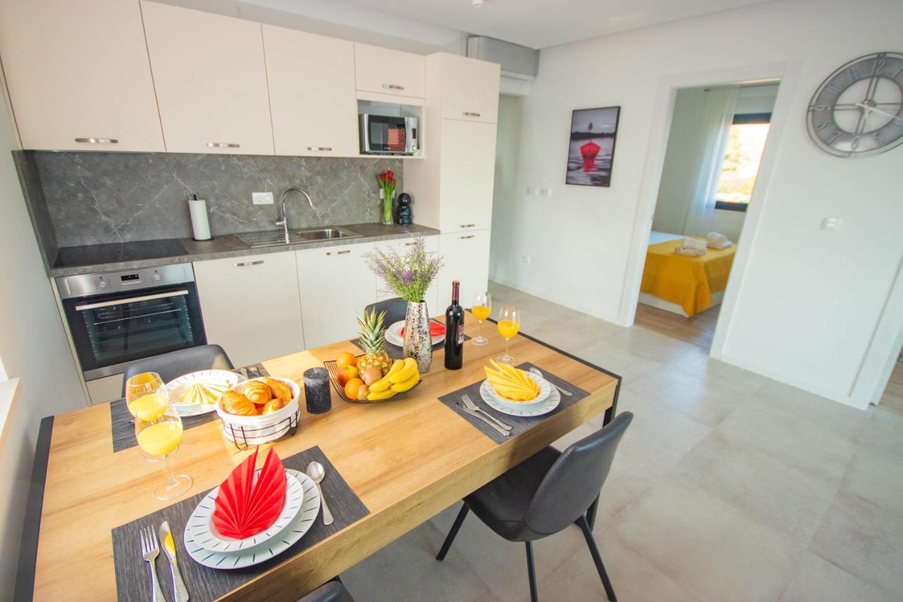 Apartmani Le-Lu Kaštela Exteriör bild
