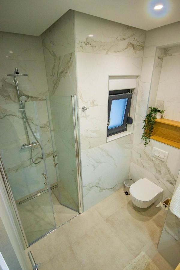 Apartmani Le-Lu Kaštela Exteriör bild