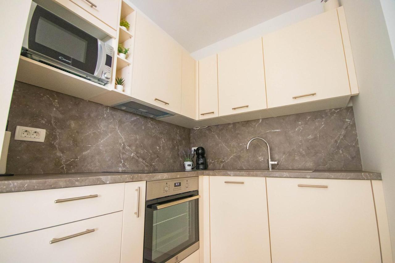 Apartmani Le-Lu Kaštela Exteriör bild